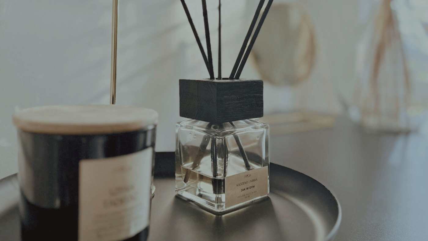  Dyfuzor_patyczkowy_FRIGA_we_wnetrzu_-_subtelny_zapach_obecny_w_tle_codziennosci