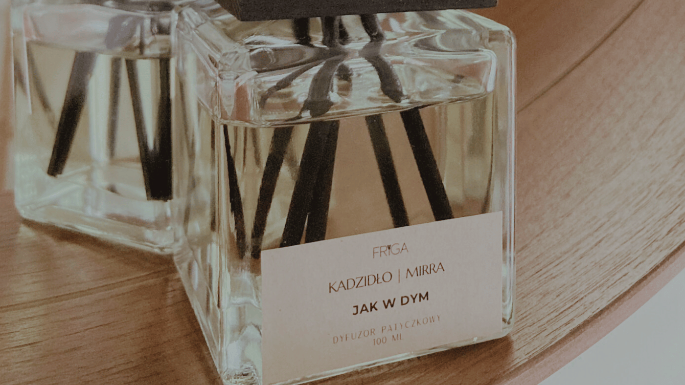  Dyfuzor_patyczkowy_ustawiony_w_salonie_-_naturalny_zapach_bez_ognia